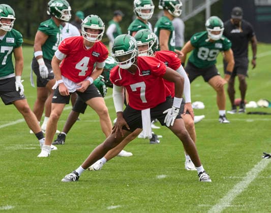 New York Jets quarterback Gino Smith (7) stretches during training camp at the Atlantic Health Jets Training Center, Florham Park, New Jersey. CSM Florham Park United States - ZUMAc04_ 20260729_zma_c04_010 Copyright: xDuncanxWilliamsx