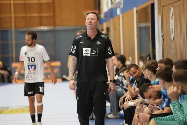 THW-Kiel-Trainer Børge Lund steht konzentriert an der Seitenlinie in der Werner-Kuhrt-Halle in Hohn. Im Hintergrund sind Spieler der HSG Eider Harde sowie die THW-Kiel-Bank zu sehen. Børge Lund (THW Kiel) beobachtet das Spiel an der Seitenlinie *** THW Kiel coach Børge Lund stands focused on the sideline at the Werner Kuhrt Halle in Hohn. In the background are players from HSG Eider Harde and the THW Kiel bench. Børge Lund of THW Kiel watches the game from the sideline. Copyright: xspeedshotx