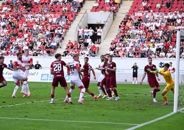 29.07.2026, xsltx, Fussball Testspiel, Kickers Offenbach - VfB Stuttgart v.l. Jovan Milosevic (VfB Stuttgart) köpft zum 8:1 ein, Nikolas Tatomirovic (Kickers Offenbach) hat das Nachsehen (DFL DFB REGULATIONS PROHIBIT ANY USE OF PHOTOGRAPHS as IMAGE SEQUENCES and or QUASI-VIDEO) *** July 29, 2026, xsltx, soccer friendly, Kickers Offenbach vs. VfB Stuttgart: Jovan Milosevic of VfB Stuttgart heads in the 8-1 goal, Nikolas Tatomirovic; Kickers Offenbach comes up short. DFL and DFB regulations prohibit any use of photographs as image sequences and or quasi-video.