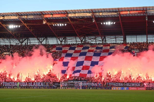 ZABRZE 29.07.2026 MECZ II RUNDA ELIMINACJYJNA LIGA MISTRZOW SEZON 2026 27: GORNIK ZABRZE - FENERBAHCE SK --- UEFA CHAMPIONS LEAGUE SECOND QUALIFYING ROUND MATCH: GORNIK ZABRZE - FENERBAHCE SK KIBICE GORNIKA ZABRZE OPRAWA PIRO FOT. WIKTOR FARYNA 400MM.PL NEWSPIX.PL --- newspix.pl 