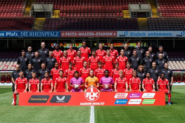 Obere Reihe (v.l.n.r.): Bernd Fiedler (Equipment Manager), Daniel Lewandowski (Teammanagement), Maxwell Gyamfi (4), Jacob Rasmussen (14), Kelven Frees (45), Fabian Kunze (6), Thierry Tazemeta (39), Jimmy Lohberg (Leiter Athletik und Performance), Nils Vogt (Athletiktrainer), Fabian Kobel (Reha- und Athletiktrainer), Walter Küchler (Masseur), Zweite Reihe von oben (v.l.n.r.): Simon Pesch (Co-Trainer), Philip Giesler (Head of Analysis), Soeren Rittmeier (Leiter Torwartbereich), Erik Wekesser (13), Mergim Berisha (20), Ivan Prtajin (9), Erencan Yardimci (17), Leon Robinson (37), Johannes Wekesser (Physiotherapeut), Gernot Nischwitz (Physiotherapeut), Christian Frank (Physiotherapeut), Dritte Reihe von oben (v.l.n.r.): Torsten Lieberknecht (Cheftrainer), Mike Wunderlich (Co-Trainer), Max Lieberknecht (Co-Trainer), David Schramm (41), Erik Müller (42), Jan Elvedi (33), Kian Scheer (46), Owen Gibs (43), Paul Joly (26), Dr. Claudia Thaler (Mannschaftsaerztin), Dr. Nils Veith (Mannschaftsarzt), Michael Hell (Mannschaftsarzt), Untere Reihe (v.l.n.r.): Marlon Ritter (7), Naatan Skyttae (15), Simon Asta (2), Dion Hofmeister (44), Yannick Onohiol (34), Julian Krahl (1), Enis Kamga (40), Mika Haas (22), Ben Jungfleisch (47), Semih Sahin (8), Ibrahim Kanate (11), 1.FC Kaiserslautern, 2.Bundesliga, Porträttermin, 2026 2027, Mannschaftsfoto, 29.07.2026 1. FC Kaiserslautern *** Top row, from left to right: Bernd Fiedler, Equipment Manager; Daniel Lewandowski, Team Management; Maxwell Gyamfi 4; Jacob Rasmussen 14; Kelven Frees 45; Fabian Kunze 6, Thierry Tazemeta 39, Jimmy Lohberg, Head of Athletics and Performance, Nils Vogt, Strength and Conditioning Coach, Fabian Kobel, Rehabilitation and Strength and Conditioning Coach, Walter Küchler, Massage Therapist; second row from the top, from left to right: Simon Pesch, Assistant Coach; Philip Giesler, Head of Analysis; Soeren Rittmeier, Goalkeeper Coordinator; Erik Wekesser 13; Mergim Berisha 20; Ivan Prtajin 9; Erencan Yardimci 17; Leon Robinson 37, Johannes Wekesser, Physical Therapist; Gernot Nischwitz, Physical Therapist; Christian Frank, Physical Therapist; third row from the top, left to right: Torsten Lieberknecht, Head Coach; Mike Wunderlich, Assistant Coach; Max Lieberknecht, Assistant Coach; David Schramm 41; Erik Müller 42; Jan Elvedi 33; Kian Scheer 46; Owen Gibs 43; Paul Joly 26; Dr. Claudia Thaler, team physician; Dr. Nils Veith, team physician; Michael Hell, team physician; bottom row, from left to right: Marlon Ritter 7, Naatan Skyttae 15, Simon Asta 2, Dion Hofmeister 44, Yannick Onohiol 34, Julian Krahl 1, Enis Kamga 40, Mika Haas 22, Ben Jungfleisch 47, Semih Sahin 8, Ibrahim Kanate 11, 1. FC Kaiserslautern, 2. Bundesliga, team photo shoot, 2026–2027, team photo, July 29, 2026, 1 FC Kaiserslautern Copyright: xEibner-Pressefoto AlexanderxNeisx EP_ANS