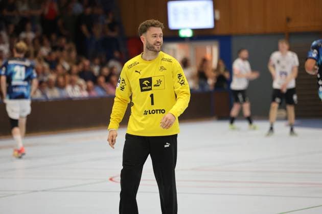 Gonzalo Perez de Vargas ( 1; THW Kiel) steht entspannt lächelnd auf dem Spielfeld der Werner-Kuhrt-Halle in Hohn. Im Hintergrund sind Spieler der HSG Eider Harde sowie weitere THW-Kiel-Spieler zu sehen. Gonzalo Perez de Vargas ( 1; THW Kiel) lächelnd in der Werner-Kuhrt-Halle *** Gonzalo Perez de Vargas 1 of THW Kiel stands on the court at the Werner Kuhrt Halle in Hohn, smiling calmly. In the background are players from HSG Eider Harde as well as other THW Kiel players. Gonzalo Perez de Vargas 1 of THW Kiel smiles at the Werner Kuhrt Halle. Copyright: xspeedshotx