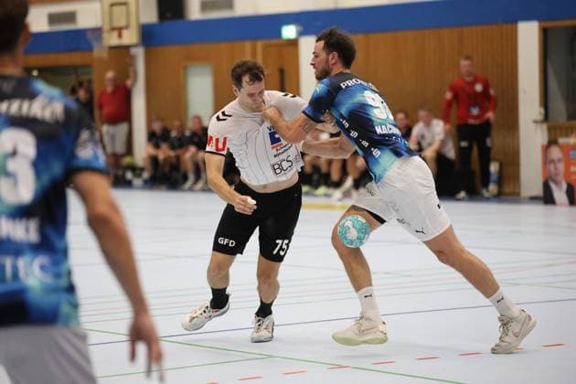 Tjorben Heckel ( 75; HSG Eider Harde) behauptet sich im Zweikampf gegen Veron Nacinovic ( 93; THW Kiel), der den Ball zwischen den Beinen führt. Die Szene findet in der Werner-Kuhrt-Halle in Hohn vor gefüllten Zuschauerrängen statt. Tjorben Heckel ( 75; HSG Eider Harde) im Zweikampf gegen Veron Nacinovic ( 93; THW Kiel) *** Tjorben Heckel 75 of HSG Eider Harde holds his ground in a one-on-one battle against Veron Nacinovic 93 of THW Kiel, who is dribbling the ball between his legs. The scene takes place at the Werner Kuhrt Halle in Hohn in front of packed stands. Tjorben Heckel (75) of HSG Eider Harde in a one-on-one battle against Veron Nacinovic (93) of THW Kiel Copyright: xspeedshotx