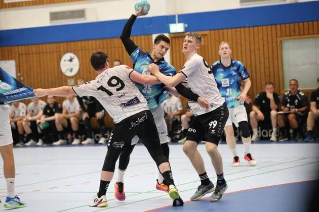 Domen Makuc ( 35; THW Kiel) zieht aus dem Rückraum ab und wird dabei von Max Dau ( 19; HSG Eider Harde) und Thure Bielfeld ( 17; HSG Eider Harde) unter Druck gesetzt. Eric Johansson ( 21; THW Kiel) steht im Hintergrund bereit. Domen Makuc ( 35; THW Kiel) im Wurf gegen HSG Eider Harde *** Domen Makuc (35, THW Kiel) takes a shot from the backcourt while being pressured by Max Dau (19, HSG Eider Harde) and Thure Bielfeld (17, HSG Eider Harde); Eric Johansson (21, THW Kiel) stands ready in the background; Domen Makuc (35, THW Kiel) takes a shot against HSG Eider Harde Copyright: xspeedshotx