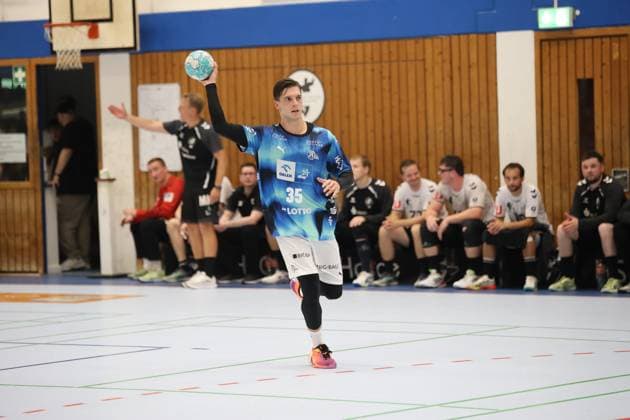 Domen Makuc ( 35; THW Kiel) holt mit dem Ball in der erhobenen Hand zum Wurf aus, während er mit einem Bein abspringt. Im Hintergrund sitzt die Bank der HSG Eider Harde. Domen Makuc ( 35; THW Kiel) beim Wurfansatz in der Werner-Kuhrt-Halle *** Domen Makuc, No. 35 of THW Kiel, winds up to shoot with the ball held aloft as he takes off with one leg. In the background sits the HSG Eider Harde bench. Domen Makuc, No. 35 of THW Kiel, prepares to shoot at the Werner Kuhrt Halle. Copyright: xspeedshotx