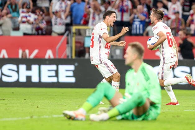29.07.2025, Zabrze Liga Mistrzow UEFA sezon 2026 27 runda II kwalifikacji, Gornik Zabrze - Fenerbahce SK Stambul - UEFA Champions League football Match season 2026 27 round II qualification Gornik Zabrze - Fenerbahce SK Stambul Nz. Lukas Sadilek Michal Sacek radosc celebrate Fot. Michal Chwieduk Arena Akcji NEWSPIX.PL --- newspix.pl 