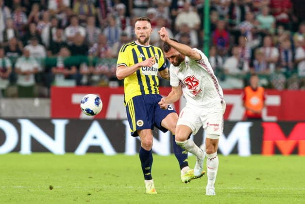 29.07.2025, Zabrze Liga Mistrzow UEFA sezon 2026 27 runda II kwalifikacji, Gornik Zabrze - Fenerbahce SK Stambul - UEFA Champions League football Match season 2026 27 round II qualification Gornik Zabrze - Fenerbahce SK Stambul Nz. Milan Skriniar Erik Prekop Fot. Michal Chwieduk Arena Akcji NEWSPIX.PL --- newspix.pl 