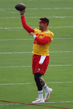 ST. JOSEPH, MO - JULY 29: Patrick Mahomes 15 drops back to pass during the Kansas City Chiefs training camp on July 29, 2026 at Missouri Western State University in St. Joseph, MO. (Photo by Scott Winters Icon Sportswire) NFL, American Football Herren, USA JUL 29 Chiefs Training Camp EDITORIAL USE ONLY Icon2607290520