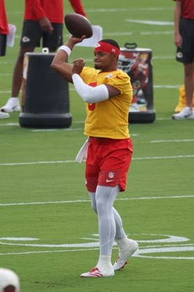 ST. JOSEPH, MO - JULY 29: Justin Fields 6 drops back to pass during the Kansas City Chiefs training camp on July 29, 2026 at Missouri Western State University in St. Joseph, MO. (Photo by Scott Winters Icon Sportswire) NFL, American Football Herren, USA JUL 29 Chiefs Training Camp EDITORIAL USE ONLY Icon2607290535
