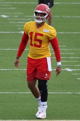 ST. JOSEPH, MO - JULY 29: Patrick Mahomes 15 wears a brace on his leg during the Kansas City Chiefs training camp on July 29, 2026 at Missouri Western State University in St. Joseph, MO. (Photo by Scott Winters Icon Sportswire) NFL, American Football Herren, USA JUL 29 Chiefs Training Camp EDITORIAL USE ONLY Icon2607290642