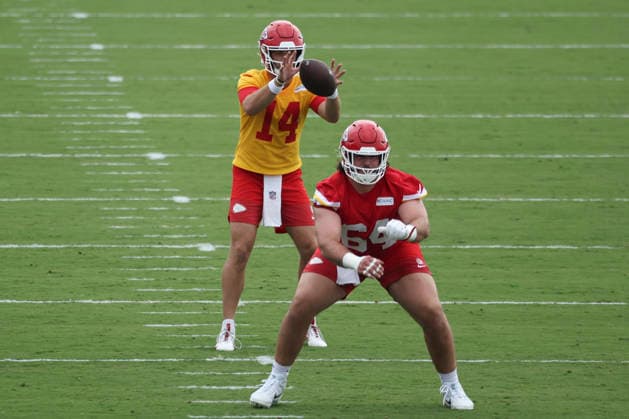 ST. JOSEPH, MO - JULY 29: Garrett Nussmeier 14 takes a snap from Hunter Nourzad 64 during the Kansas City Chiefs training camp on July 29, 2026 at Missouri Western State University in St. Joseph, MO. (Photo by Scott Winters Icon Sportswire) NFL, American Football Herren, USA JUL 29 Chiefs Training Camp EDITORIAL USE ONLY Icon2607290729