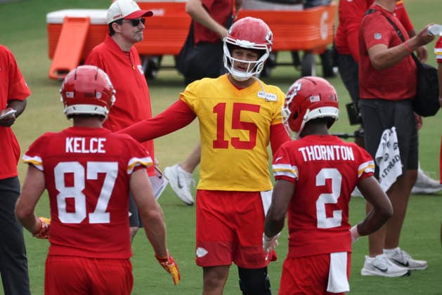 ST. JOSEPH, MO - JULY 29: Patrick Mahomes 15 congratulates Travis Kelce 87 on the sidelines after a play during the Kansas City Chiefs training camp on July 29, 2026 at Missouri Western State University in St. Joseph, MO. (Photo by Scott Winters Icon Sportswire) NFL, American Football Herren, USA JUL 29 Chiefs Training Camp EDITORIAL USE ONLY Icon2607290789