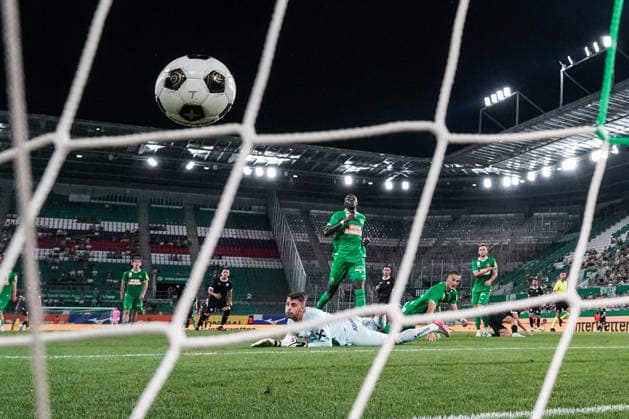 Fussball: Österreich: UEFA Conference League Qualifikation 2026 2027 - 2. Runde, 29.07.2026 - SK Rapid Wien (Österreich) vs. FC Santa Coloma (Andorra) - Allianz Stadion (Wien, Hütteldorf, Österreich); Roberto Rodriguez (Santa Coloma) trifft gegen Niklas Hedl (Rapid Wien) das Tor zum 6-2 *** Soccer Austria UEFA Conference League Qualifiers 2026–2027, Round 2, July 29, 2026: SK Rapid Vienna (Austria) vs. FC Santa Coloma (Andorra) at Allianz Stadium, Vienna, Hütteldorf, Austria. Roberto Rodriguez of Santa Coloma scores the goal to make it 6–2 against Niklas Hedl of Rapid Vienna. Copyright: xLUKAxKOLANOVICx