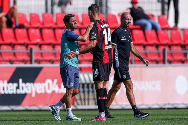 29.07.2026, Fußball, Bayer 04 Leverkusen - KRC Genk, Testspiel, Saison 2026 2027 im Ulrich-Haberland-Stadion: Cheftrainer Carles Martinez(Bayer04 Leverkusen hc) neben Patrik Schick (Bayer04 Leverkusen 14) DFB regulations prohibit any use of photographs as image sequences and or quasi-video. Nordrhein-Westfalen Deutschland *** July 29, 2026, Soccer, Bayer 04 Leverkusen vs. KRC Genk, Friendly Match, 2026–2027 season at Ulrich Haberland Stadium; Head Coach Carles Martinez of Bayer 04 Leverkusen, alongside Patrik Schick of Bayer 04 Leverkusen; 14. DFB regulations prohibit any use of photographs as image sequences and or quasi-video; North Rhine-Westphalia, Germany