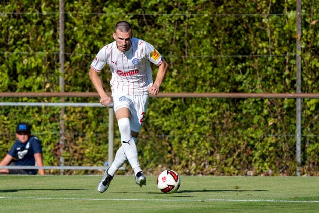 David Zec (Kiel, 26), am Ball, Freisteller, Ganzkörper, Einzelbild, Einzelfoto, Aktion, Action, 29.07.2026, Zuzenhausen (Deutschland), Fussball, Testspiel, TSG 1899 Hoffenheim - Holstein Kiel, DFB DFL REGULATIONS PROHIBIT ANY USE OF PHOTOGRAPHS AS IMAGE SEQUENCES AND OR QUASI-VIDEO. *** David Zec Kiel, 26, with the ball, cutout, full-body, single image, single photo, action, July 29, 2026, Zuzenhausen, Germany, soccer, friendly match, TSG 1899 Hoffenheim vs. Holstein Kiel, DFB and DFL regulations prohibit any use of photographs as image sequences and or quasi-video xozx