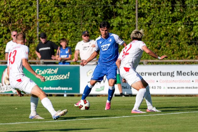 v.li.: Ivan Nekic (Kiel, 13), Deniz Zeitler (Hoffenheim, 38), Hiroki Sekine (Kiel, 32), Zweikampf, Spielszene, Duell, duel, tackle, tackling, Dynamik, Action, Aktion, 29.07.2026, Zuzenhausen (Deutschland), Fussball, Testspiel, TSG 1899 Hoffenheim - Holstein Kiel, DFB DFL REGULATIONS PROHIBIT ANY USE OF PHOTOGRAPHS AS IMAGE SEQUENCES AND OR QUASI-VIDEO. *** v li Ivan Nekic Kiel, 13, Deniz Zeitler Hoffenheim, 38, Hiroki Sekine Kiel, 32, tackle, game scene, duel, tackle, tackling, dynamics, action, 07 29 2026, Zuzenhausen, Germany, soccer, friendly match, TSG 1899 Hoffenheim vs. Holstein Kiel, DFB and DFL regulations prohibit any use of photographs as image sequences and or quasi-video xozx