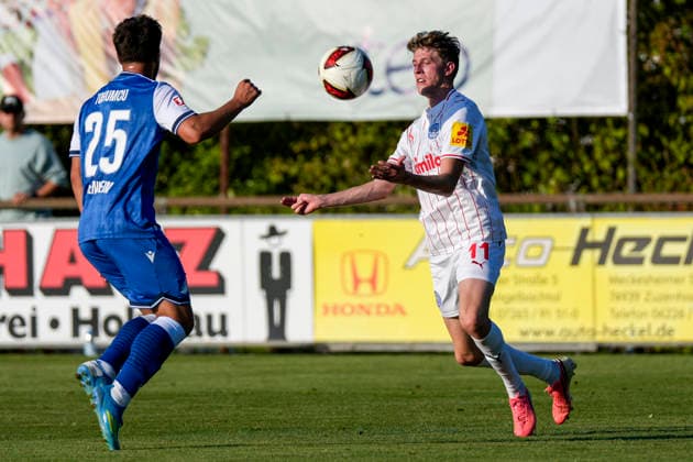v.li.: Umut Tohumcu (Hoffenheim, 25), Alexander Bernhardsson (Kiel, 11), Zweikampf, Spielszene, Duell, duel, tackle, tackling, Dynamik, Action, Aktion, 29.07.2026, Zuzenhausen (Deutschland), Fussball, Testspiel, TSG 1899 Hoffenheim - Holstein Kiel, DFB DFL REGULATIONS PROHIBIT ANY USE OF PHOTOGRAPHS AS IMAGE SEQUENCES AND OR QUASI-VIDEO. *** v li Umut Tohumcu Hoffenheim, 25, Alexander Bernhardsson Kiel, 11, tackle, game scene, duel, tackle, tackling, dynamic, action, 07 29 2026, Zuzenhausen, Germany, soccer, friendly match, TSG 1899 Hoffenheim vs. Holstein Kiel, DFB and DFL regulations prohibit any use of photographs as image sequences and or quasi-video xozx
