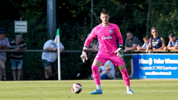 Timon Weiner (Torhüter, Kiel, 1), am Ball, Freisteller, Ganzkörper, Einzelbild, Einzelfoto, Aktion, Action, 29.07.2026, Zuzenhausen (Deutschland), Fussball, Testspiel, TSG 1899 Hoffenheim - Holstein Kiel, DFB DFL REGULATIONS PROHIBIT ANY USE OF PHOTOGRAPHS AS IMAGE SEQUENCES AND OR QUASI-VIDEO. *** Timon Weiner, goalkeeper, Kiel, 1, on the ball, isolated, full-body, single frame, single photo, action, July 29, 2026, Zuzenhausen, Germany, soccer, friendly match, TSG 1899 Hoffenheim vs. Holstein Kiel, DFB and DFL regulations prohibit any use of photographs as image sequences and or quasi-video xozx