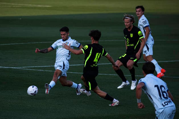 ESP: Atletico de Madrid v Getafe CF Pre season match 2026 2027 Alberto Risco of Getafe is defended by Rodrigo Mendoza of Atletico de Madrid during Pre season match between Atletico de Madrid and Getafe at Estadio Cerro del Espino on July 29, 2026 in Majadahonda, Madrid, Spain. Madrid Madrid Spain Football *** ESP Atlético de Madrid vs. Getafe CF, 2026–2027 Preseason Match: Alberto Risco of Getafe is marked by Rodrigo Mendoza of Atlético de Madrid during the preseason match between Atlético de Madrid and Getafe at Estadio Cerro del Espino on July 29, 2026 in Majadahonda, Madrid, Spain Madrid Madrid Spain Soccer Copyright: xAlejandroxMatiasx