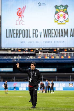Football - Pre-Season - Liverpool FC v Wrexham AFC NEW YORK, USA - Wednesday, July 29, 2026: Liverpool s head coach Andoni Iraola on the pitch before a pre-season friendly match between Liverpool FC and Wrexham AFC at Yankee Stadium. (Photo by David Rawcliffe Propaganda) NEW YORK Yankee Stadium NEW YORK UNITED STATES OF AMERICA  Copyright: xDavidxRawcliffex P2026-07-29-Liverpool_Wrexham-10