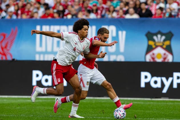 Football - Pre-Season - Liverpool FC v Wrexham AFC NEW YORK, USA - Wednesday, July 29, 2026: Liverpool s Ifeanyi Ndukwe is challenged by Wrexham s Sam Smith (R) during a pre-season friendly match between Liverpool FC and Wrexham AFC at Yankee Stadium. (Photo by David Rawcliffe Propaganda) NEW YORK Yankee Stadium NEW YORK UNITED STATES OF AMERICA  Copyright: xDavidxRawcliffex P2026-07-29-Liverpool_Wrexham-32