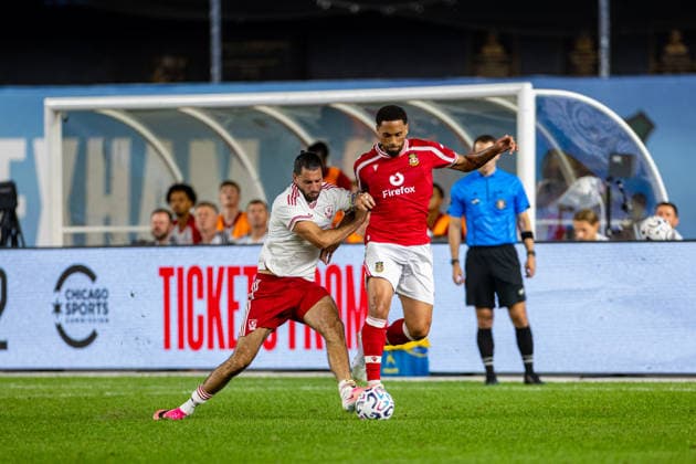 Football - Pre-Season - Liverpool FC v Wrexham AFC NEW YORK, USA - Wednesday, July 29, 2026: Liverpool s Dominik Szoboszlai challenges for the ball during a pre-season friendly match between Liverpool FC and Wrexham AFC at Yankee Stadium. (Photo by David Rawcliffe Propaganda) NEW YORK Yankee Stadium NEW YORK UNITED STATES OF AMERICA  Copyright: xDavidxRawcliffex P2026-07-29-Liverpool_Wrexham-69