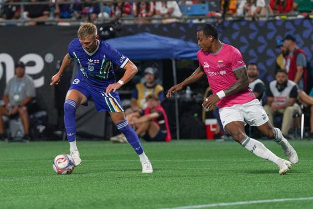 Sam Surridge (L) of MLS, Fussball Herren, USA All Stars vies for the ball with Willer Ditta of MX All-Stars during the Major League Soccer All-Star Game between MLS All Stars and Liga MX All-Stars at Bank of America stadium in Charlotte, USA, 29 jULY 2026. All-Star Game: MLS All Stars vs. Liga MX All-Stars !ACHTUNG: NUR REDAKTIONELLE NUTZUNG!  Copyright: xKennethxFernandezx GR4015 20260730-55021027053_1