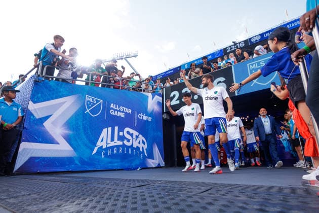 CHARLOTTE, NORTH CAROLINA - JULY 29, 2026: Thomas Müller of the MLS, Fussball Herren, USA All-Stars waves at fans and walks onto pitch during the 2026 MLS All-Star Game between the MLS All-Stars and LIGA MX All-Stars at Bank of America Stadium in Charlotte, North Carolina. (Photo by Dennis Rojas Di Sports Photo Agency) Charlotte Bank of America Stadium North Carolina Copyright: xDennisxRojasx