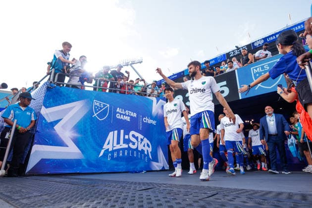 CHARLOTTE, NORTH CAROLINA - JULY 29, 2026: Thomas Müller of the MLS, Fussball Herren, USA All-Stars waves at fans and walks onto pitch during the 2026 MLS All-Star Game between the MLS All-Stars and LIGA MX All-Stars at Bank of America Stadium in Charlotte, North Carolina. (Photo by Dennis Rojas Di Sports Photo Agency) Charlotte Bank of America Stadium North Carolina Copyright: xDennisxRojasx