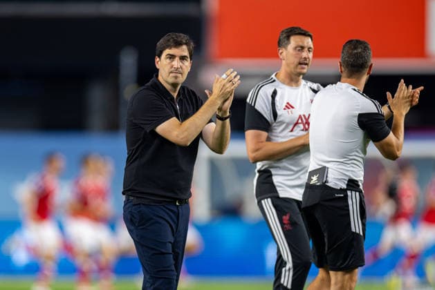 Football - Pre-Season - Liverpool FC v Wrexham AFC NEW YORK, USA - Wednesday, July 29, 2026: Liverpool s head coach Andoni Iraola applauds the supporters after a pre-season friendly match between Liverpool FC and Wrexham AFC at Yankee Stadium. Liverpool won 1-0. (Photo by David Rawcliffe Propaganda) NEW YORK Yankee Stadium NEW YORK UNITED STATES OF AMERICA  Copyright: xDavidxRawcliffex P2026-07-29-Liverpool_Wrexham-122