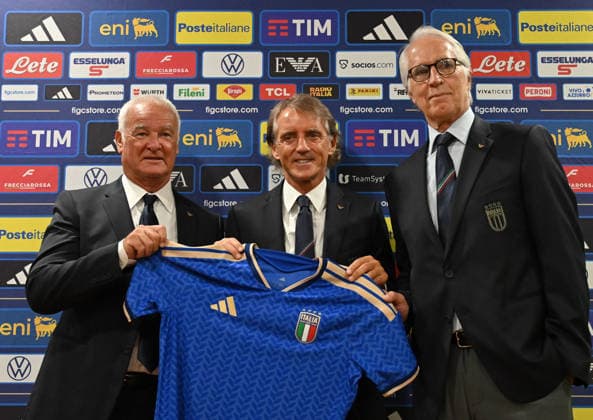 (260730) -- ROME, July 30, 2026 -- Newly-appointed head coach of the Italy men s national football team Roberto Mancini (C), newly-appointed technical director of Italian Football Federation Claudio Ranieri (L) and Italian Football Federation (FIGC) President Giovanni Malago pose during a press conference, PK, Pressekonferenz in Rome, Italy, July 29, 2026,Italy. (Photo by Xinhua) (SP)ITALY-ROME-FOOTBALL-MEN S national team, Nationalteam ROBERTO MANCINI AlbertoxLingria 