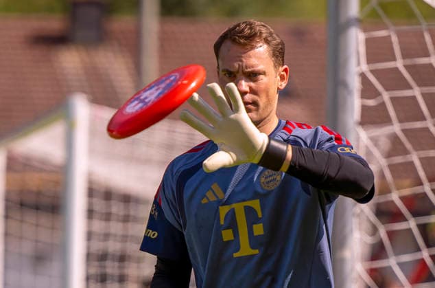 29.07.2026, Fussball Bundesliga 2026 2027, Trainingslager FC Bayern München in Rottach-Egern am Tegernsee (Bayern). Vormittags-Training am Stadion Birkenmoos, Torwart Manuel Neuer (FC Bayern München) beim Training mit einer Frisbee-Scheibe. *** July 29, 2026, 2026–2027 Bundesliga, FC Bayern Munich training camp in Rottach-Egern on Lake Tegernsee, Bavaria; morning training session at Birkenmoos Stadium; goalkeeper Manuel Neuer of FC Bayern Munich practicing with a Frisbee