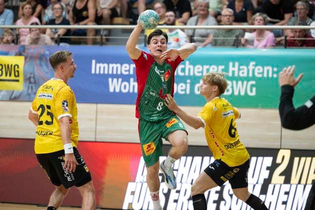 HBL - 26 27 Testspiel SC Magdeburg vs.HSC 2000 Coburg Testspiel Halle, Deutschland 29.Juli 2026: HBL - 26 27 Testspiel SC Magdeburg vs.HSC 2000 Coburg Testspiel Im Bild:v.li.Jakob Knauer (Coburg), Tim Bennet Thielicke (Magdeburg) und Lars Düsterhöft Duesterhoeft (Coburg) Halle-Neustadt SWH.arena Sachsen-Anhalt Deutschland *** HBL 26 27 Friendly Match SC Magdeburg vs. HSC 2000 Coburg Friendly Match Halle, Germany July 29, 2026 HBL 26 27 Friendly Match SC Magdeburg vs. HSC 2000 Coburg Friendly Match Pictured from left: Jakob Knauer (Coburg), Tim Bennet Thielicke (Magdeburg), and Lars Düsterhöft (Coburg). Halle-Neustadt, SWH Arena, Saxony-Anhalt, Germany