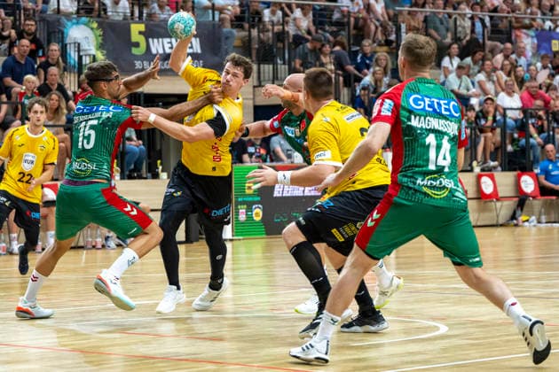 HBL - 26 27 Testspiel SC Magdeburg vs.HSC 2000 Coburg Testspiel Halle, Deutschland 29.Juli 2026: HBL - 26 27 Testspiel SC Magdeburg vs.HSC 2000 Coburg Testspiel Im Bild:v.li.Antonio Cuenca Serradilla (Magdeburg), Sven Wesseling (Coburg), Oscar Bergendahl (Magdeburg), Nils Röller Roeller (Coburg) und Omar Ingi Magnusson (Magdeburg) Halle-Neustadt SWH.arena Sachsen-Anhalt Deutschland *** HBL 26 27 Friendly Match: SC Magdeburg vs. HSC 2000 Coburg Friendly Match, Indoor, Germany, July 29, 2026 HBL 26 27 Friendly Match SC Magdeburg vs. HSC 2000 Coburg Friendly Match Pictured from left: Antonio Cuenca Serradilla (Magdeburg), Sven Wesseling (Coburg), Oscar Bergendahl (Magdeburg), Nils Röller (Roeller) of Coburg, and Omar Ingi Magnusson of Magdeburg; Halle-Neustadt, SWH Arena, Saxony-Anhalt, Germany