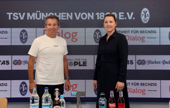 Fussball, Herren, Regionalliga Bayern, Saison 2026 2027, TSV 1860 München Vorstellung des neuen Hauptsponsors der TSV München von 1860 Spielbetriebs-GmbH, TSV 1860 München, hier im Bild Gernot Mang, Präsident (TSV 1860 München) (li.) mit Tamara Pagel (Vorstandsvorsitzende der Dialog Versicherung) (re.) stehend *** Soccer, Men s, Bavarian Regional League, 2026–2027 Season, TSV 1860 Munich: Introduction of the new main sponsor of TSV München von 1860 Spielbetriebs GmbH, TSV 1860 Munich. Pictured here are Gernot Mang, President of TSV 1860 Munich (left), and Tamara Pagel, CEO of Dialog Versicherung (right), standing.