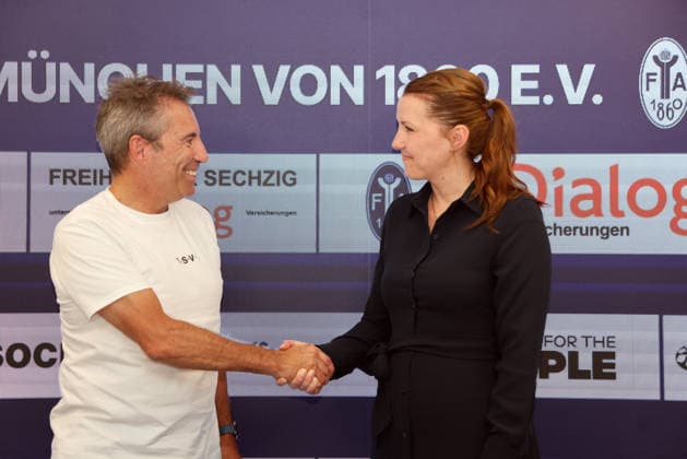 Fussball, Herren, Regionalliga Bayern, Saison 2026 2027, TSV 1860 München Vorstellung des neuen Hauptsponsors der TSV München von 1860 Spielbetriebs-GmbH, TSV 1860 München, hier im Bild Gernot Mang, Präsident (TSV 1860 München) (li.) mit Tamara Pagel (Vorstandsvorsitzende der Dialog Versicherung) (re.) Shake Hands, Handschlag *** Soccer, Men s, Bavarian Regional League, 2026–2027 Season, TSV 1860 Munich: Introduction of the new main sponsor of TSV München von 1860 Spielbetriebs GmbH, TSV 1860 Munich; pictured here are Gernot Mang, President of TSV 1860 Munich (left), and Tamara Pagel, CEO of Dialog Versicherung (right), shaking hands