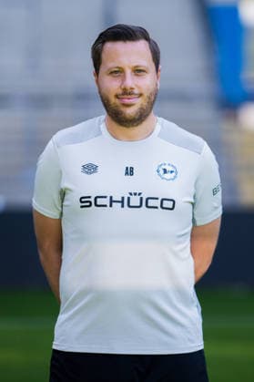 Physiotherapeut Arne Böker; DSC Arminia Bielefeld; 2. BL, Porträttermin 2026 2027. Bielefeld Nordrhein-Westfalen Deutschland Schüco Arena *** Physical Therapist Arne Böker, DSC Arminia Bielefeld (2nd Bundesliga), Photo Shoot 2026–2027, Bielefeld, North Rhine-Westphalia, Germany, Schüco Arena