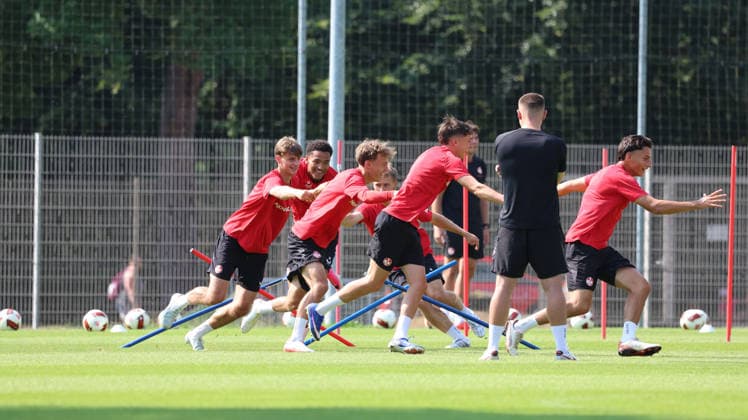 30.07.2026, xrekx, Fussball 2.Bundesliga, 1.FC Kaiserslautern - Training v.l. Kian Scheer (1.FC Kaiserslautern) Thierry Tazemeta (1.FC Kaiserslautern) Ben Jungfleisch (1.FC Kaiserslautern) Owen Gibs (1.FC Kaiserslautern) Max Lieberknecht Co-Trainer (1.FC Kaiserslautern) Dion Hofmeister (1.FC Kaiserslautern) (DFL DFB REGULATIONS PROHIBIT ANY USE OF PHOTOGRAPHS as IMAGE SEQUENCES and or QUASI-VIDEO) Kaiserslautern *** July 30, 2026, xrekx, Soccer 2. Bundesliga, 1 FC Kaiserslautern Training: from left, Kian Scheer, 1 FC Kaiserslautern, Thierry Tazemeta, 1 FC Kaiserslautern, Ben Jungfleisch, 1 FC Kaiserslautern, Owen Gibs, 1 FC Kaiserslautern, Max Lieberknecht, Assistant Coach, 1 FC Kaiserslautern, Dion Hofmeister, 1 FC KaisersLautern DFL DFB REGULATIONS PROHIBIT ANY USE OF PHOTOGRAPHS AS IMAGE SEQUENCES AND OR QUASI-VIDEO Kaiserslautern