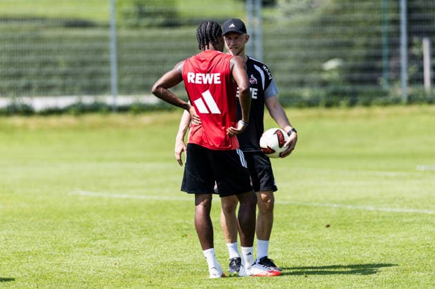 ST. JOHANN IN TIROL, AUSTRIA - JULY 30: Rene Wagner (Head Coach 1. FC Koeln) talking to Reigan Heskey (1. FC Koeln, 11) during a training session at trainings camp in Kitzbuehel of season 2026 27 at Koasastadion on July 30, 2026 in St. Johann in Tirol, Austria. Austria Copyright: xSteffiexWunderlx