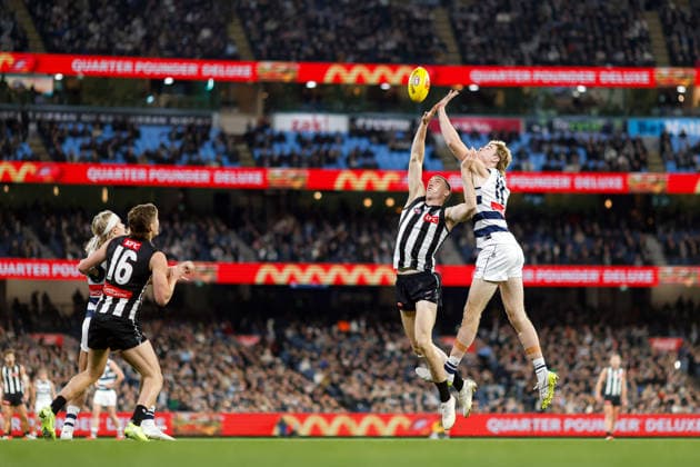 Sport Bilder des Tages AFL MAGPIES CATS, Darcy Cameron of the Magpies and Mitchell Edwards of the Cats compete in a ruck contest during the AFL Round 21 match between the Collingwood Magpies and the Geelong Cats at the Melbourne Cricket Ground in Melbourne, Thursday, July 30, 2026. ( NO ARCHIVING, EDITORIAL USE ONLY MELBOURNE VICTORIA AUSTRALIA  Copyright: xDYLANxBURNSx 20260730120329828678
