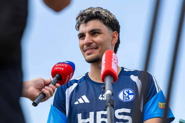 30.07.2026, Fussball, Training des FC Schalke 04. Medienrunde mit Mertcan Ayhan (FC Schalke 04). Gelsenkirchen Trainingsgelände FC Schalke 04 NRW Deutschland xRHR-FOTO YYx *** July 30, 2026, Soccer, FC Schalke 04 Training Session, Media Round with Mertcan Ayhan, FC Schalke 04, Gelsenkirchen, FC Schalke 04 Training Facility, North Rhine-Westphalia, Germany, xRHR, PHOTO YYx Copyright: RHR-FOTOx RHR-FOTO YY