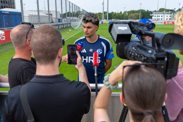 30.07.2026, Fussball, Training des FC Schalke 04. Medienrunde mit Mertcan Ayhan (FC Schalke 04). Gelsenkirchen Trainingsgelände FC Schalke 04 NRW Deutschland xRHR-FOTO YYx *** July 30, 2026, Soccer, FC Schalke 04 Training Session, Media Round with Mertcan Ayhan, FC Schalke 04, Gelsenkirchen, FC Schalke 04 Training Facility, North Rhine-Westphalia, Germany, xRHR, PHOTO YYx Copyright: RHR-FOTOx RHR-FOTO YY