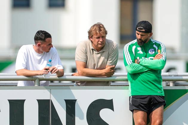 30.07.2026, Fussball, Training des FC Schalke 04. v. l. Kaderplaner Maximilian Lüftl (FC Schalke 04), Direktor Profifussball Youri Mulder (FC Schalke 04), Trainer Miron Muslic (FC Schalke 04). Gelsenkirchen Trainingsgelände FC Schalke 04 NRW Deutschland xRHR-FOTO YYx *** July 30, 2026, Soccer, FC Schalke 04 training session featuring squad planner Maximilian Lüftl of FC Schalke 04, Director of Professional Soccer Youri Mulder of FC Schalke 04, and coach Miron Muslic of FC Schalke 04 in Gelsenkirchen at the FC Schalke 04 training facility in North Rhine-Westphalia, Germany xRHR PHOTO YYx Copyright: RHR-FOTOx RHR-FOTO YY