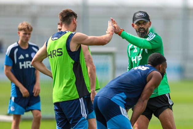 30.07.2026, Fussball, Training des FC Schalke 04. v. l. Maximilian Wöber (FC Schalke 04), Trainer Miron Muslic (FC Schalke 04) klatschen ab. Gelsenkirchen Trainingsgelände FC Schalke 04 NRW Deutschland xRHR-FOTO YYx *** July 30, 2026, Soccer, FC Schalke 04 training session featuring Maximilian Wöber of FC Schalke 04; Coach Miron Muslic of FC Schalke 04 high-fives players at the FC Schalke 04 training facility in Gelsenkirchen, North Rhine-Westphalia, Germany xRHR PHOTO YYx Copyright: RHR-FOTOx RHR-FOTO YY