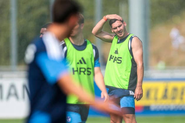30.07.2026, Fussball, Training des FC Schalke 04. Maximilian Wöber (FC Schalke 04) erforscht sich. Gelsenkirchen Trainingsgelände FC Schalke 04 NRW Deutschland xRHR-FOTO YYx *** July 30, 2026, Soccer, FC Schalke 04 Training Maximilian Wöber FC Schalke 04 Gelsenkirchen FC Schalke 04 Training Facility NRW Germany xRHR PHOTO YYx Copyright: RHR-FOTOx RHR-FOTO YY
