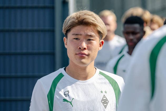 Zento Uno (Borussia Moenchengladbach, 47) auf dem Weg zum Traininsplatz. Oeffentliches Training Borussia Moenchengladbach auf dem Trainingsgelaende am ista-Borussia Park, 1. Bundesliga, Fussball, Saison 2026 2027, 30.07.2026 oeffentliches Training Borussia Moenchengladbach, 1. Bundesliga, Saison 2026 2027, 30.07.2026 Moenchengladbach *** Zento Uno Borussia Mönchengladbach, 47 on the way to the training ground. Public training session for Borussia Mönchengladbach at the ista Borussia Park training facility, Bundesliga 1, soccer, 2026–2027 season, July 30, 2026: Borussia Mönchengladbach public training session, Bundesliga 1, 2026–2027 season, July 30, 2026, Mönchengladbach Copyright: xEibner-Pressefoto ThomasxHaeslerx EP_THR