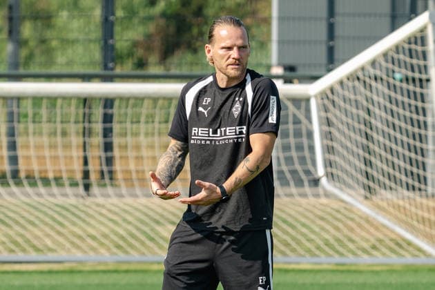 Eugen Polanski (Borussia Moenchengladbach, Trainer) im Gespraech. Oeffentliches Training Borussia Moenchengladbach auf dem Trainingsgelaende am ista-Borussia Park, 1. Bundesliga, Fussball, Saison 2026 2027, 30.07.2026 oeffentliches Training Borussia Moenchengladbach, 1. Bundesliga, Saison 2026 2027, 30.07.2026 Moenchengladbach *** Eugen Polanski, Borussia Mönchengladbach Coach, in an Interview; Borussia Mönchengladbach Open Practice at the ista Borussia Park Training Facility, Bundesliga 1, Soccer, 2026–2027 Season, July 30, 2026: Borussia Mönchengladbach public training session, Bundesliga 1, 2026–2027 season, July 30, 2026, Mönchengladbach Copyright: xEibner-Pressefoto ThomasxHaeslerx EP_THR