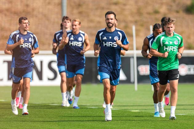 30.07.2026, Fussball, Training des FC Schalke 04. v. l. Ron Schallenberg (FC Schalke 04), Timo Becker (FC Schalke 04), Kenan Karaman (FC Schalke 04), Reha-Trainer Marc Thum (FC Schalke 04). Gelsenkirchen Trainingsgelände FC Schalke 04 NRW Deutschland xRHR-FOTO YYx *** July 30, 2026, Soccer, FC Schalke 04 Training by Ron Schallenberg, FC Schalke 04, Timo Becker, FC Schalke 04; Kenan Karaman, FC Schalke 04; Rehab Coach Marc Thum, FC Schalke 04; Gelsenkirchen, FC Schalke 04 Training Facility, North Rhine-Westphalia, Germany; xRHR PHOTO YYx Copyright: RHR-FOTOx RHR-FOTO YY