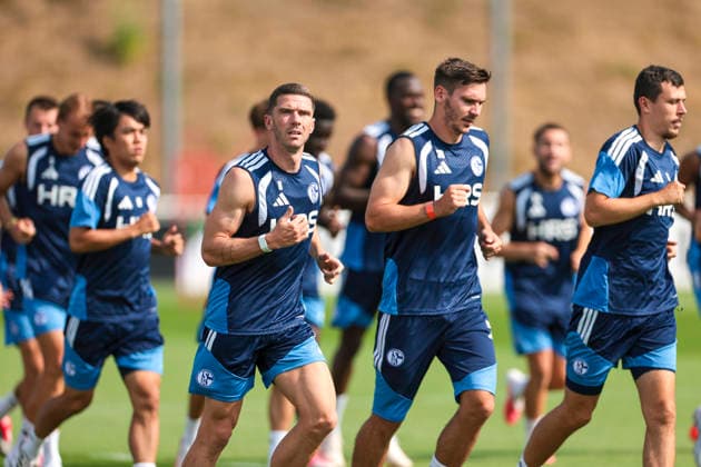 Sport Bilder des Tages 30.07.2026, Fussball, Training des FC Schalke 04. v. l. Robin Gosens (FC Schalke 04), Maximilian Wöber (FC Schalke 04), Gelsenkirchen Trainingsgelände FC Schalke 04 NRW Deutschland xRHR-FOTO YYx *** July 30, 2026, Soccer, FC Schalke 04 training session featuring Robin Gosens (FC Schalke 04), Maximilian Wöber (FC Schalke 04), Gelsenkirchen, FC Schalke 04 training facility, North Rhine-Westphalia, Germany, xRHR PHOTO YYx Copyright: RHR-FOTOx RHR-FOTO YY