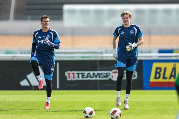 30.07.2026, Fussball, Training des FC Schalke 04. v. l. Torwart Kevin Müller (FC Schalke 04), Torwart Max Weiland (FC Schalke 04 II). Gelsenkirchen Trainingsgelände FC Schalke 04 NRW Deutschland xRHR-FOTO YYx *** July 30, 2026, Soccer, FC Schalke 04 training session: Goalkeeper Kevin Müller (FC Schalke 04) and goalkeeper Max Weiland (FC Schalke 04 II), Gelsenkirchen, FC Schalke 04 training facility, North Rhine-Westphalia, Germany, xRHR PHOTO YYx Copyright: RHR-FOTOx RHR-FOTO YY